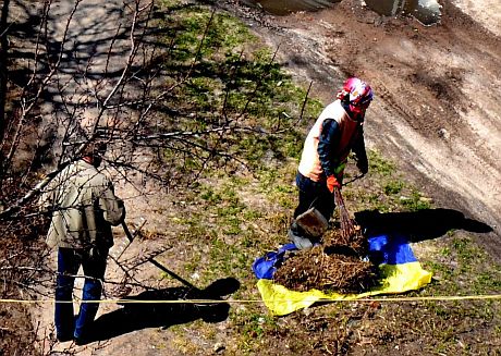 В Чернигове коммунальщики собирали мусор на полотнище, похожее на флаг Украины. Фото Аллы Филатовой 