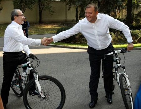 Кернес і Добкін на велосипедах Bianchi. Фото прес-служби ХОДА