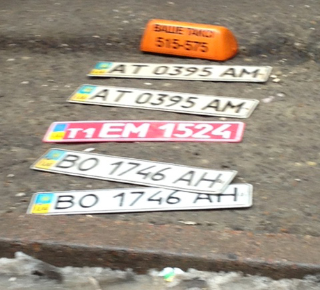 Номерные знаки из машины, которая следила за Яценюком. Фото пресс-службы Батькивщины