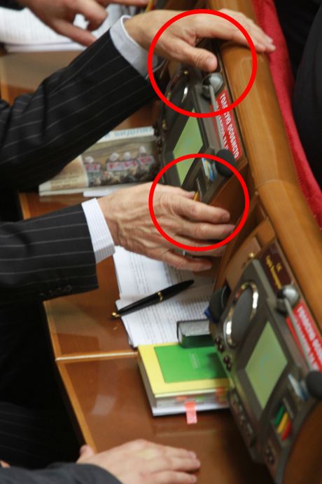 Кириленко голосує за колегу Павловського. Фото ПР