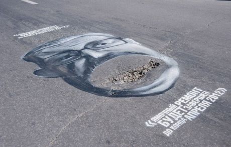 Креативные активисты обрисовали ямы на дорогах лицами