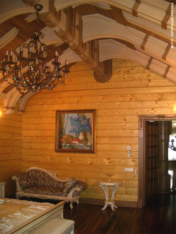 Охотничий домик Януковича - 35 комнат и все из дерева (фото, видео)