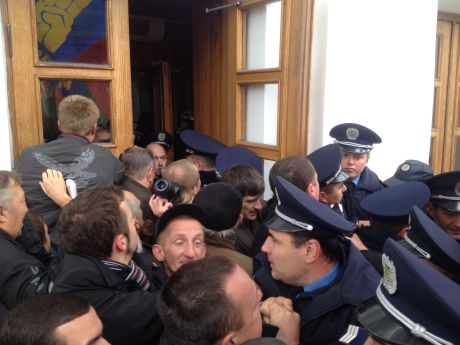 В Полтаве толпа ворвалась в здание горсовета и пытается поймать мэра