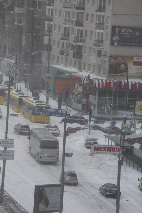 Тролейбуси не могли піднятися на бульвар Лесі Українки. Фото Оксани Коваленко, УП