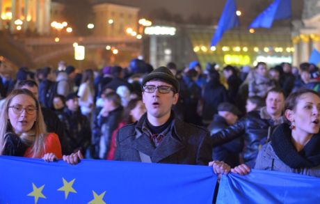 Люди, що прийшли підтримати євроінтеграцію України співають гімн. Фото - Михайла Петяха
