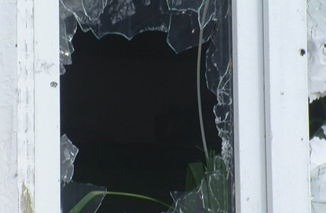 Разбитое стекло после обстрела. Фото Город Никополь