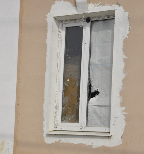 Разбитое стекло после обстрела. Фото Город Никополь
