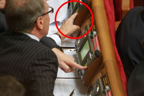 Кириленко голосує за колегу Павловського з його місця. Фото Партії регіонів 